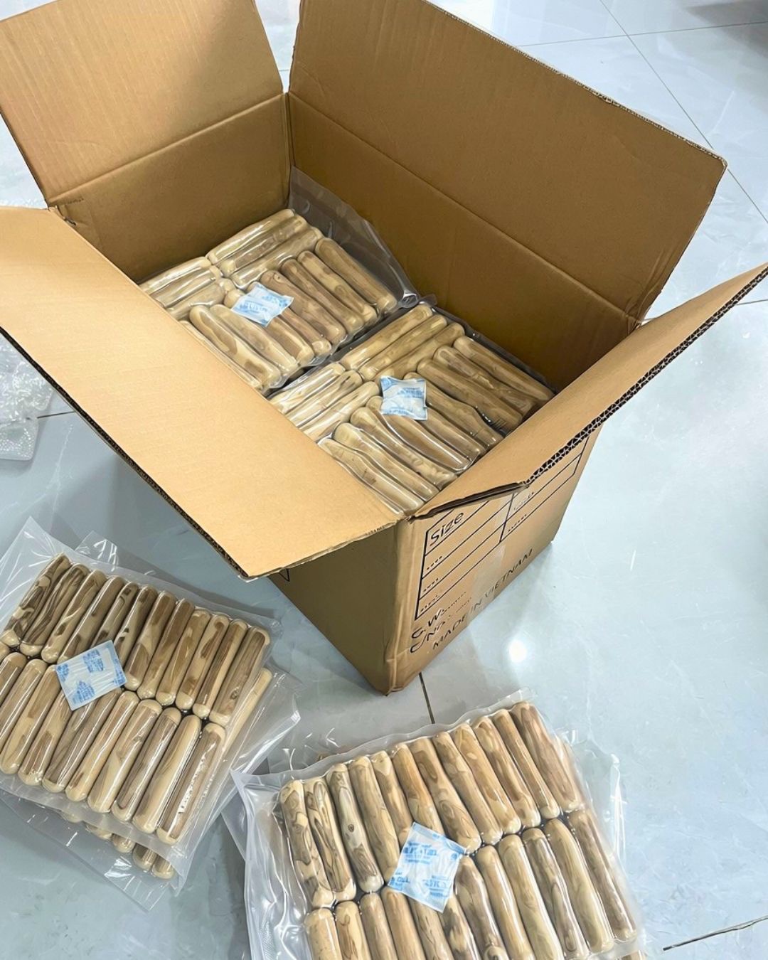 Vacuum-packed coffee wood chews with desiccant sachets, packed into an export carton